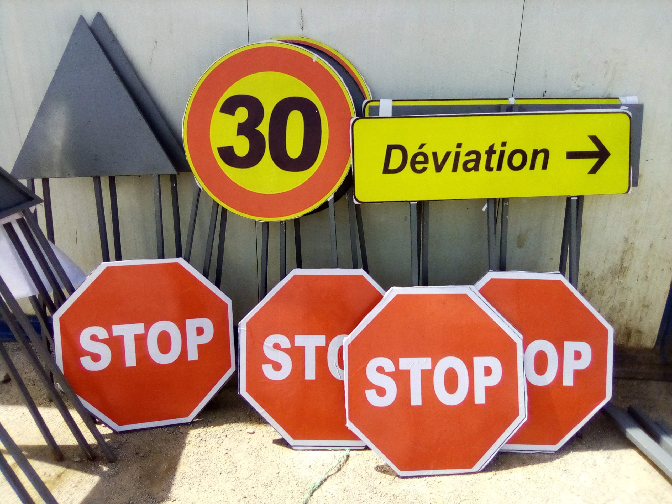 Panneaux de déviation et de stop