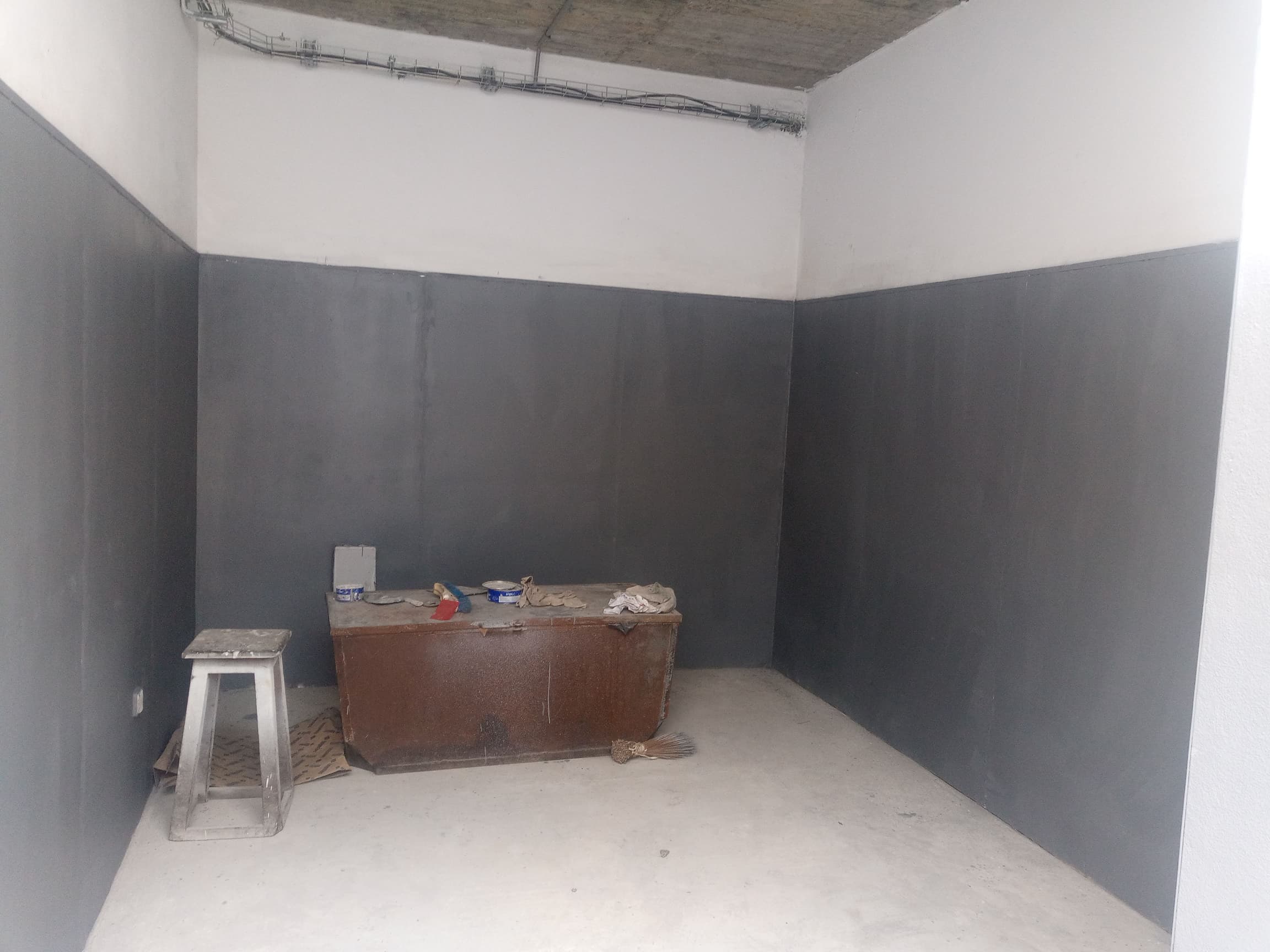 Aménagement d’une salle de sablage avec revêtement mural en tôle – ADMAT